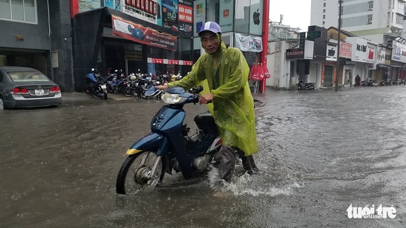 Mưa lớn kèm gió mạnh làm hư hại nhiều công trình tại Huế - Ảnh 3. Mưa lớn kèm gió mạnh làm hư hại nhiều công trình tại Huế - Ảnh 3.