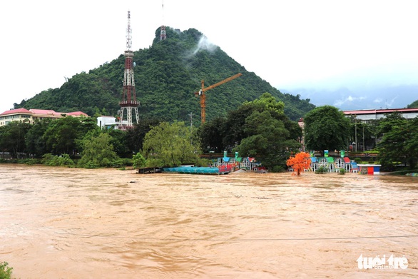 Hà Giang bị mưa lũ chia cắt, 2 người thiệt mạng - Ảnh 3. Hà Giang bị mưa lũ chia cắt, 2 người thiệt mạng - Ảnh 3.