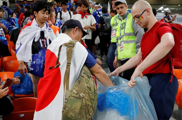 World Cup 2018: Fan Nhật và Senegal chung tay dọn rác sau trận đấu - Ảnh 1. World Cup 2018: Fan Nhật và Senegal chung tay dọn rác sau trận đấu - Ảnh 1.