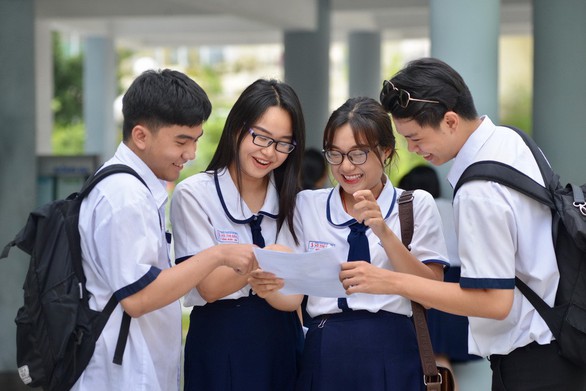 Thí sinh tươi cười sau khi thi văn THPT quốc gia - Ảnh 1. Thí sinh tươi cười sau khi thi văn THPT quốc gia - Ảnh 1.