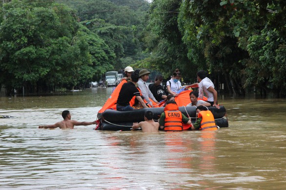 Đường ngập ngang bụng, thí sinh Hà Giang dầm mình đến phòng thi - Ảnh 1. Đường ngập ngang bụng, thí sinh Hà Giang dầm mình đến phòng thi - Ảnh 1.