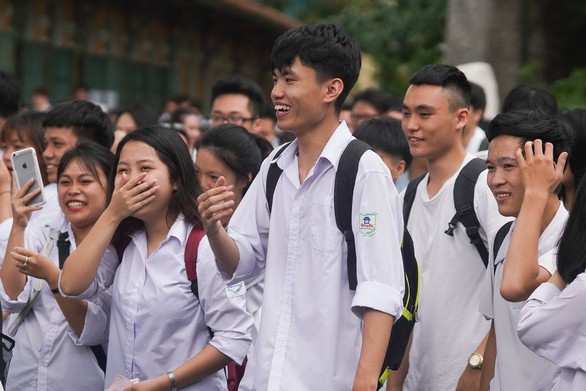 Thí sinh tươi cười sau khi thi văn THPT quốc gia - Ảnh 10. Thí sinh tươi cười sau khi thi văn THPT quốc gia - Ảnh 10.