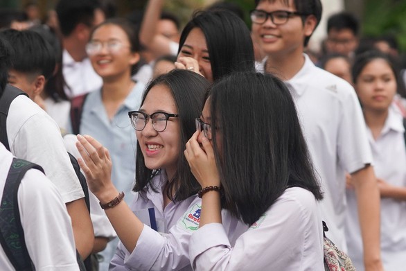 Thí sinh tươi cười sau khi thi văn THPT quốc gia - Ảnh 11. Thí sinh tươi cười sau khi thi văn THPT quốc gia - Ảnh 11.