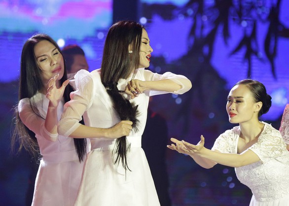 Xuống tóc trên sân khấu, Thiên Hương vẫn phải rời Duyên dáng bolero - Ảnh 5. Xuống tóc trên sân khấu, Thiên Hương vẫn phải rời Duyên dáng bolero - Ảnh 5.