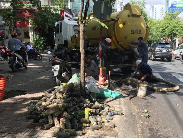 Đau đầu với nạn xả rác vào cống thoát nước - Ảnh 5. Đau đầu với nạn xả rác vào cống thoát nước - Ảnh 5.