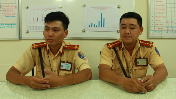 CSGT bế bé đi cấp cứu: Thấy bé tái xanh, nên vội đưa đi ngay - Ảnh 3. CSGT bế bé đi cấp cứu: Thấy bé tái xanh, nên vội đưa đi ngay - Ảnh 3.