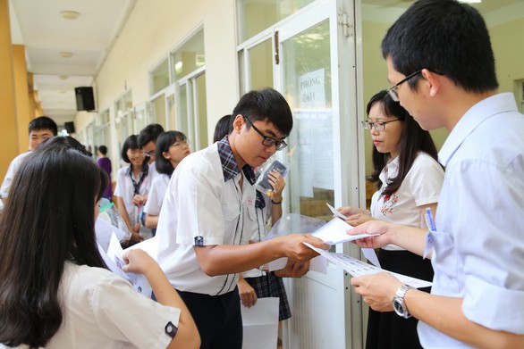 Gần 350.000 thí sinh vào ngày thứ 2 thi THPT quốc gia - Ảnh 7. Gần 350.000 thí sinh vào ngày thứ 2 thi THPT quốc gia - Ảnh 7.