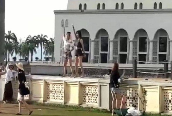 Dân Malaysia giận dữ vì du khách nhảy uốn éo trước nhà thờ Hồi giáo - Ảnh 3. Dân Malaysia giận dữ vì du khách nhảy uốn éo trước nhà thờ Hồi giáo - Ảnh 3.