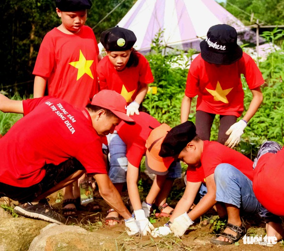 Trẻ trồng rau, cuốc đất trong kỳ nghỉ hè - Ảnh 2. Trẻ trồng rau, cuốc đất trong kỳ nghỉ hè - Ảnh 2.