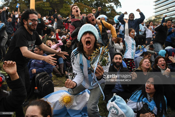 Fan sốc vì lần đầu thấy Messi nói chuyện với tư cách lãnh đạo đội bóng - Ảnh 4. Fan sốc vì lần đầu thấy Messi nói chuyện với tư cách lãnh đạo đội bóng - Ảnh 4.