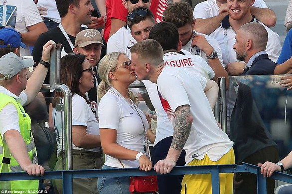 Vợ các cầu thủ Anh làm gì trong lúc lang quân thi đấu ở World Cup? - Ảnh 6. Vợ các cầu thủ Anh làm gì trong lúc lang quân thi đấu ở World Cup? - Ảnh 6.