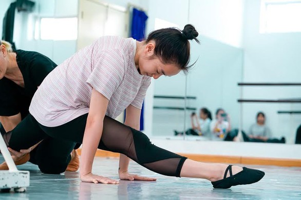 Kaity Nguyễn hoán đổi thành Thái Hòa trong Hồn papa da con gái - Ảnh 3. Kaity Nguyễn hoán đổi thành Thái Hòa trong Hồn papa da con gái - Ảnh 3.