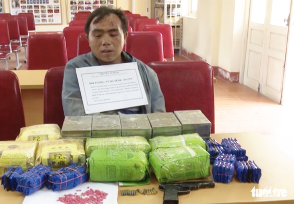 Bắt giữ thầy giáo thủ súng, vận chuyển 20 bánh heroin - Ảnh 1. Bắt giữ thầy giáo thủ súng, vận chuyển 20 bánh heroin - Ảnh 1.