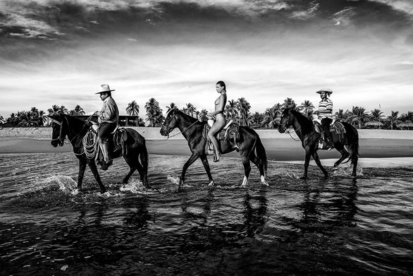 Người mẫu gây sốc vì chụp nude ở Bức tường Than khóc Jerusalem - Ảnh 4. Người mẫu gây sốc vì chụp nude ở Bức tường Than khóc Jerusalem - Ảnh 4.