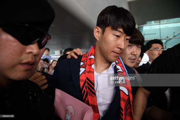 Các Oppa tuyển Hàn Quốc bị fan ném trứng sống khi về nước - Ảnh 1. Các Oppa tuyển Hàn Quốc bị fan ném trứng sống khi về nước - Ảnh 1.