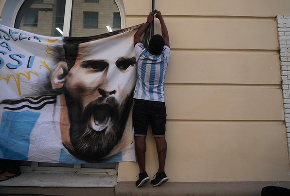 Messi bị vẽ hình troll ngay trước khách sạn - Ảnh 5. Messi bị vẽ hình troll ngay trước khách sạn - Ảnh 5.