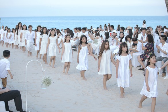 Con gái Xuân Lan dẫn đầu mẫu nhí tại Tuần lễ thời trang trẻ em Việt Nam - Ảnh 2. Con gái Xuân Lan dẫn đầu mẫu nhí tại Tuần lễ thời trang trẻ em Việt Nam - Ảnh 2.