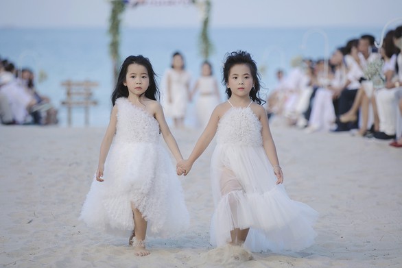 Con gái Xuân Lan dẫn đầu mẫu nhí tại Tuần lễ thời trang trẻ em Việt Nam - Ảnh 4. Con gái Xuân Lan dẫn đầu mẫu nhí tại Tuần lễ thời trang trẻ em Việt Nam - Ảnh 4.