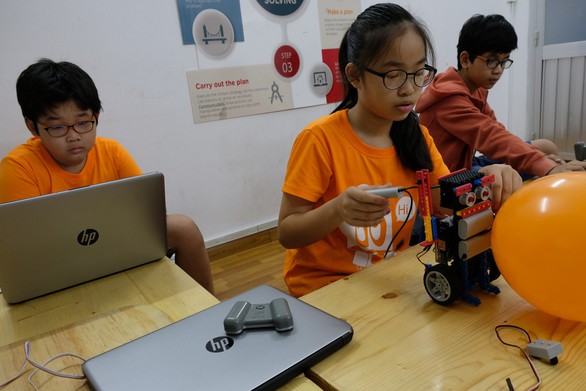 Khi trẻ lắp ráp, lập trình robot - Ảnh 7. Khi trẻ lắp ráp, lập trình robot - Ảnh 7.