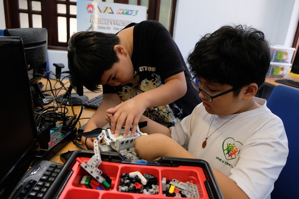 Khi trẻ lắp ráp, lập trình robot - Ảnh 4. Khi trẻ lắp ráp, lập trình robot - Ảnh 4.