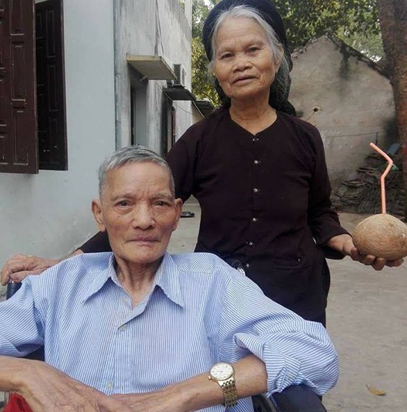 Chàng trai gây xúc động khi trò chuyện với ông nội qua giấy - Ảnh 2. Chàng trai gây xúc động khi trò chuyện với ông nội qua giấy - Ảnh 2.