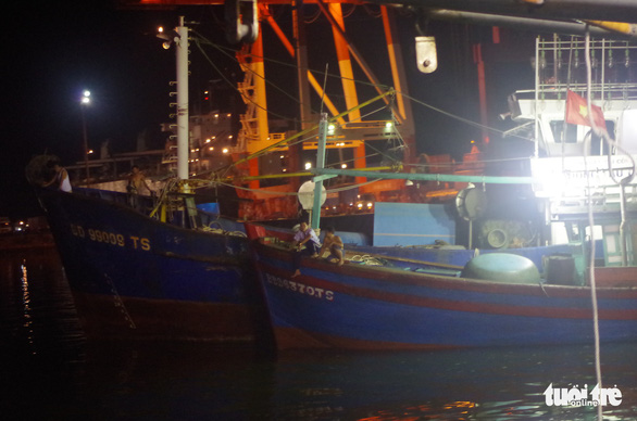 Tàu cá vỏ thép cứu tàu vỏ gỗ trôi trên biển - Ảnh 2.