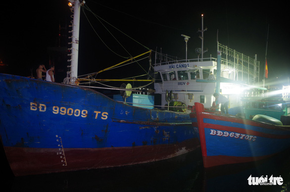 Tàu cá vỏ thép cứu tàu vỏ gỗ trôi trên biển - Ảnh 1.