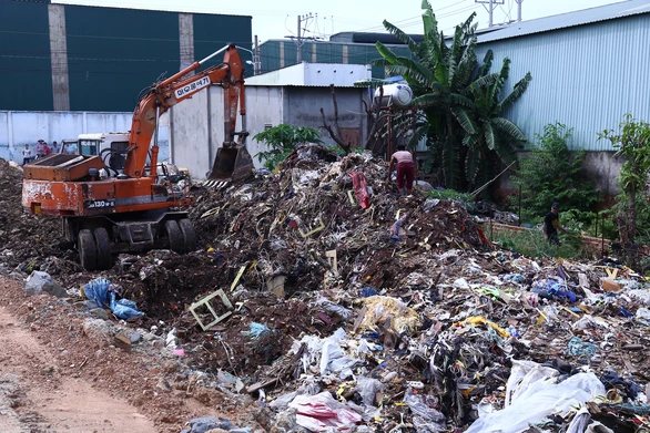 Bắt quả tang cơ sở chôn trộm 80 tấn rác thải công nghiệp - Ảnh 1. Bắt quả tang cơ sở chôn trộm 80 tấn rác thải công nghiệp - Ảnh 1.