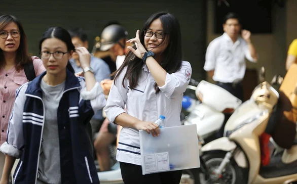 94.000 học sinh Hà Nội bắt đầu thi tuyển sinh lớp 10 - Ảnh 1. 94.000 học sinh Hà Nội bắt đầu thi tuyển sinh lớp 10 - Ảnh 1.