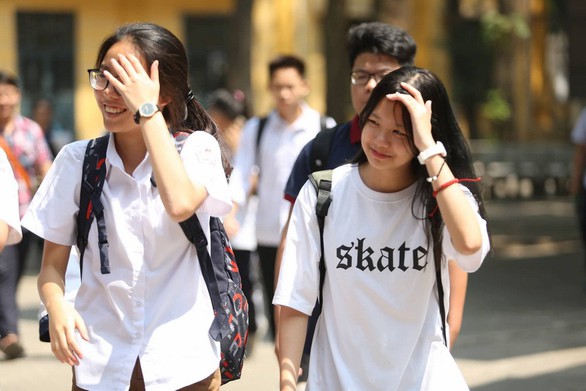 Đề văn an toàn, thí sinh Hà Nội nói dễ lấy điểm 7,8 - Ảnh 1. Đề văn an toàn, thí sinh Hà Nội nói dễ lấy điểm 7,8 - Ảnh 1.