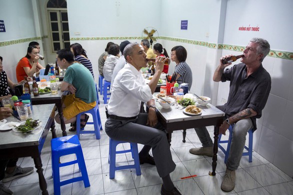 Ông Obama nói nhớ mãi buổi ăn bún chả cùng đầu bếp Bourdain tại Hà Nội - Ảnh 1. Ông Obama nói nhớ mãi buổi ăn bún chả cùng đầu bếp Bourdain tại Hà Nội - Ảnh 1.