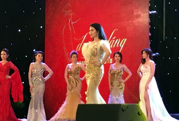 Cắt điện mới dừng được cuộc thi chui Duyên dáng doanh nhân - Ảnh 3. Cắt điện mới dừng được cuộc thi chui Duyên dáng doanh nhân - Ảnh 3.