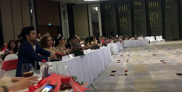 Cắt điện mới dừng được cuộc thi chui Duyên dáng doanh nhân - Ảnh 2. Cắt điện mới dừng được cuộc thi chui Duyên dáng doanh nhân - Ảnh 2.