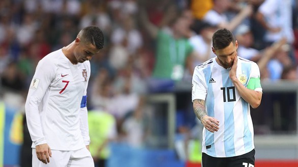 Thế giới xẻ nửa trong ngày Messi gọi Ronaldo về nước - Ảnh 2. Thế giới xẻ nửa trong ngày Messi gọi Ronaldo về nước - Ảnh 2.