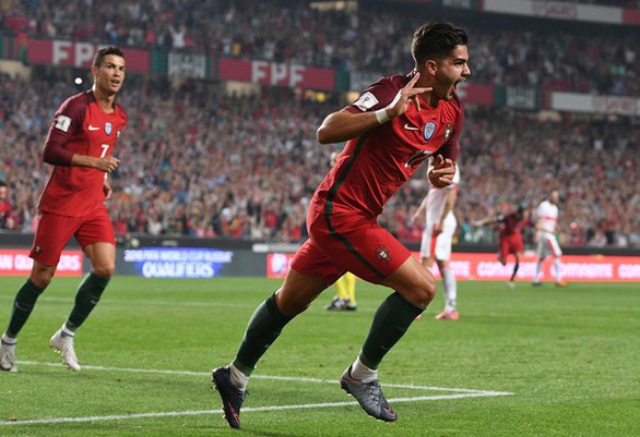 Hé lộ gương mặt kế nhiệm Ronaldo chỉ sau 15 phút xuất hiện - Ảnh 8. Hé lộ gương mặt kế nhiệm Ronaldo chỉ sau 15 phút xuất hiện - Ảnh 8.