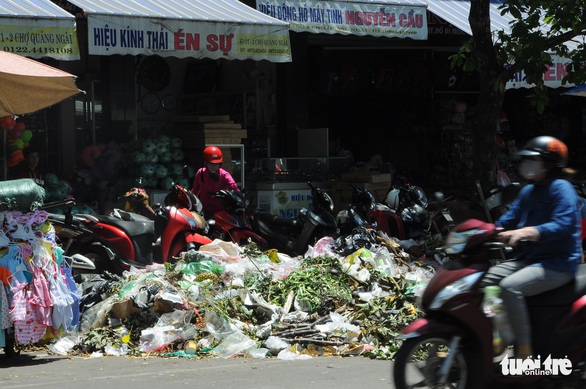 Đối thoại nảy lửa, dân vẫn chưa cho xe vào bãi rác Nghĩa Kỳ - Ảnh 4. Đối thoại nảy lửa, dân vẫn chưa cho xe vào bãi rác Nghĩa Kỳ - Ảnh 4.