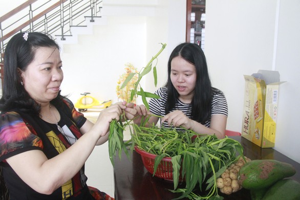 Hai nữ thủ khoa mê đọc sách - Ảnh 1. Hai nữ thủ khoa mê đọc sách - Ảnh 1.