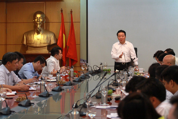 Trung Quốc cấm nhập, phế liệu ầm ầm vào Việt Nam - Ảnh 1.