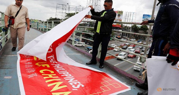 Dân Philippines giận đùng đùng vì các băngrôn Philippines là tỉnh của Trung Quốc - Ảnh 2. Dân Philippines giận đùng đùng vì các băngrôn Philippines là tỉnh của Trung Quốc - Ảnh 2.