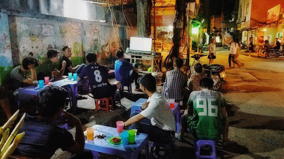 Khi Đông Nam Á xem World Cup 2018 bên… lề đường - Ảnh 1.