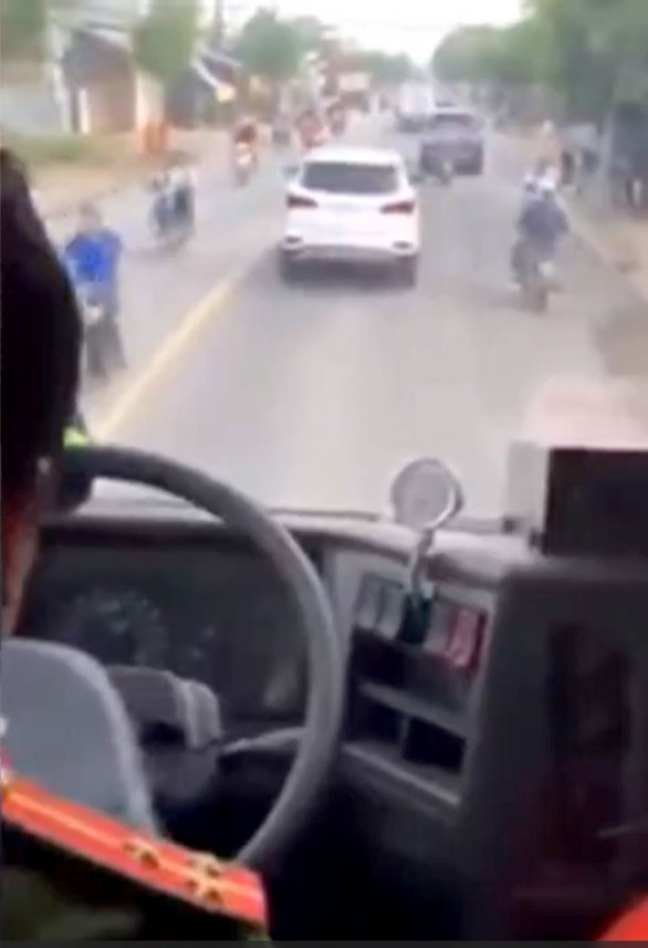 Cản đường xe cứu hỏa, cứu thương: Đừng gây ra tội vì thiếu ý thức! - Ảnh 6. Cản đường xe cứu hỏa, cứu thương: Đừng gây ra tội vì thiếu ý thức! - Ảnh 6.
