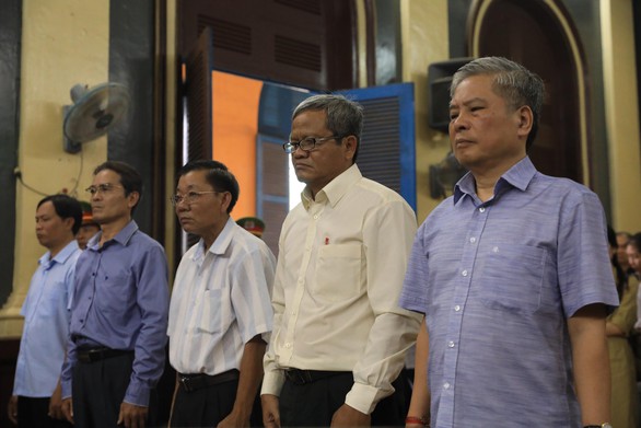 Nguyên phó thống đốc Đặng Thanh Bình bị phạt 3 năm tù - Ảnh 4. Nguyên phó thống đốc Đặng Thanh Bình bị phạt 3 năm tù - Ảnh 4.