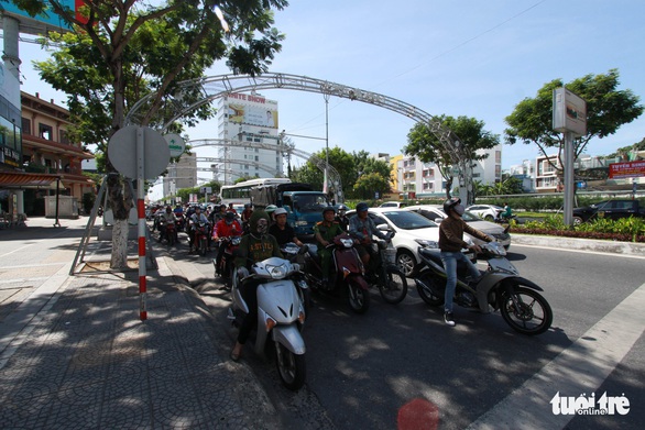 Người dân vật vã chống đỡ nắng nóng thiêu đốt miền Trung - Ảnh 1. Người dân vật vã chống đỡ nắng nóng thiêu đốt miền Trung - Ảnh 1.