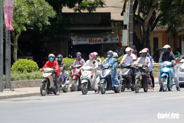 Người dân vật vã chống đỡ nắng nóng thiêu đốt miền Trung - Ảnh 5. Người dân vật vã chống đỡ nắng nóng thiêu đốt miền Trung - Ảnh 5.