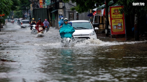 Nhiều tuyến phố Hà Nội ngập sâu sau mưa - Ảnh 8. Nhiều tuyến phố Hà Nội ngập sâu sau mưa - Ảnh 8.