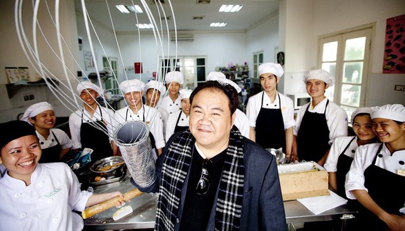 Điểm tựa đứng lên: Cậu bé đánh giày và anh hướng dẫn viên du lịch - Ảnh 3. Điểm tựa đứng lên: Cậu bé đánh giày và anh hướng dẫn viên du lịch - Ảnh 3.