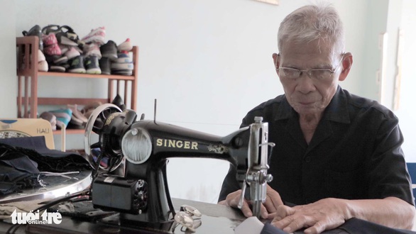 20 năm may đồng phục tặng học sinh nghèo - Ảnh 1. 20 năm may đồng phục tặng học sinh nghèo - Ảnh 1.