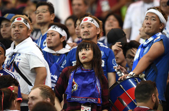 Nhật thua, fan Nhật vừa khóc nức nở lại vừa nhặt rác trên khán đài - Ảnh 9.