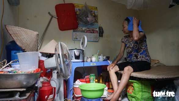 Nắng hun người đến vật vã ở xóm chạy thận Hà Nội - Ảnh 1. Nắng hun người đến vật vã ở xóm chạy thận Hà Nội - Ảnh 1.