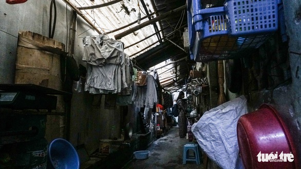 Nắng hun người đến vật vã ở xóm chạy thận Hà Nội - Ảnh 5. Nắng hun người đến vật vã ở xóm chạy thận Hà Nội - Ảnh 5.